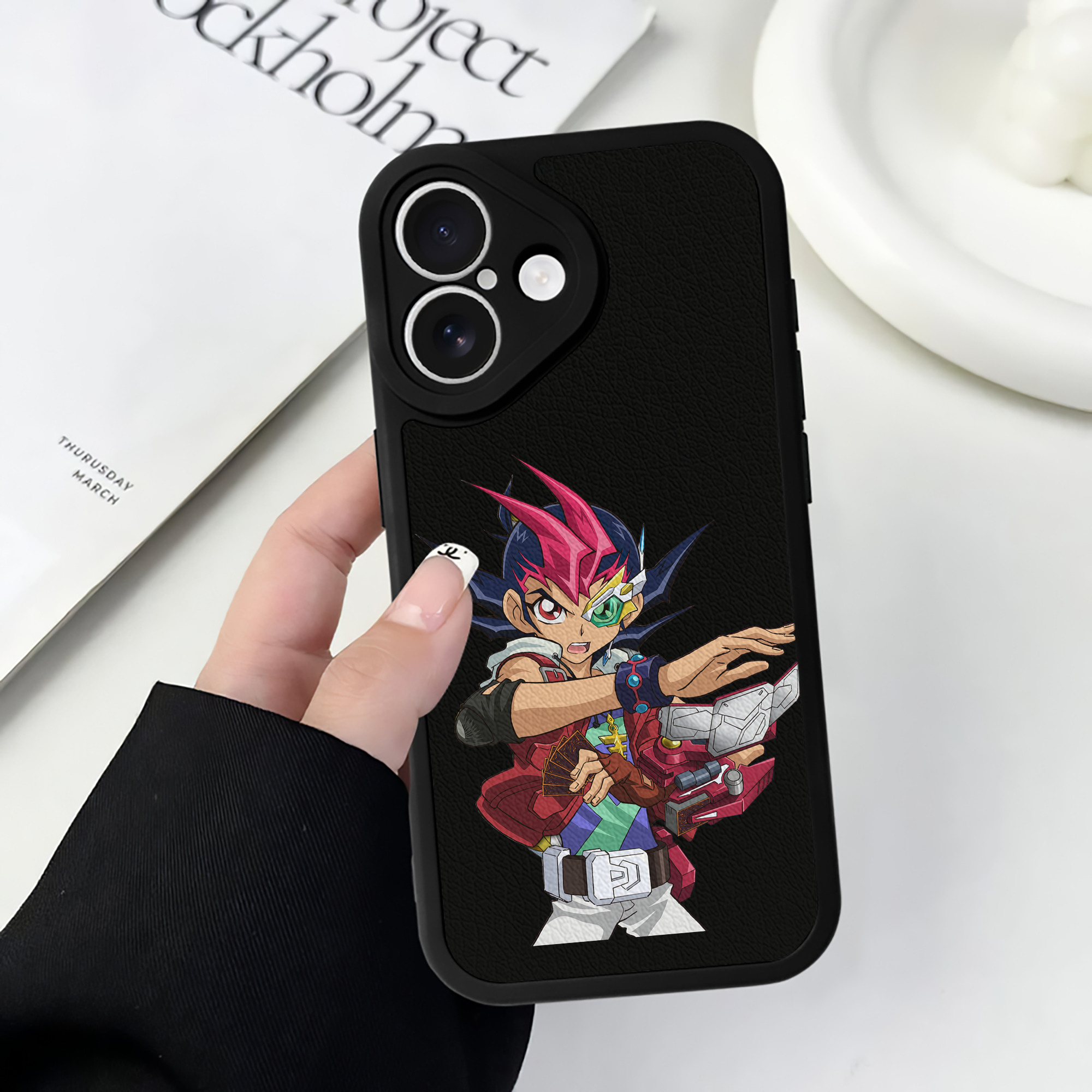 （画像用） 遊☆戯☆王 Yu-Gi-Oh! 【iPhone 16シリーズ対応】シリコンスマホケース（レザー調） 材質：シリコン